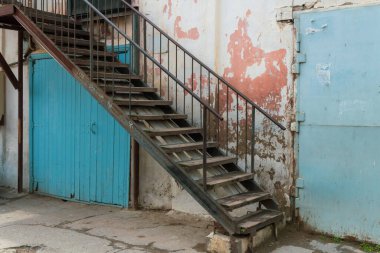 Sovyet sokakları, eski evleri ve avlularda pencereleri olan eski bir şehir.