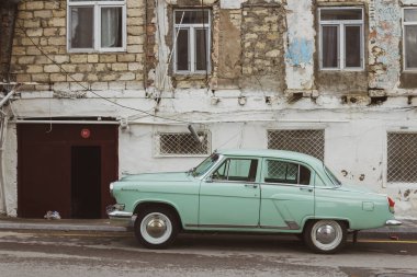 Sovyet sokakları, eski evleri ve avlularda pencereleri olan eski bir şehir.