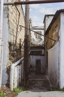 Sovyet sokakları, eski evleri ve avlularda pencereleri olan eski bir şehir.