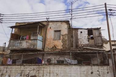 Sovyet sokakları, eski evleri ve avlularda pencereleri olan eski bir şehir.