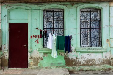 Sovyet sokakları, eski evleri ve avlularda pencereleri olan eski bir şehir.