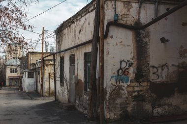 Sovyet sokakları, eski evleri ve avlularda pencereleri olan eski bir şehir.