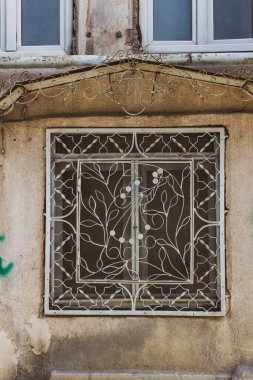 Sovyet sokakları, eski evleri ve avlularda pencereleri olan eski bir şehir.