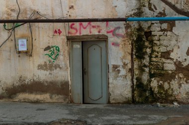 Sovyet sokakları, eski evleri ve avlularda pencereleri olan eski bir şehir.