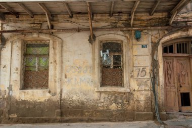 Sovyet sokakları, eski evleri ve avlularda pencereleri olan eski bir şehir.