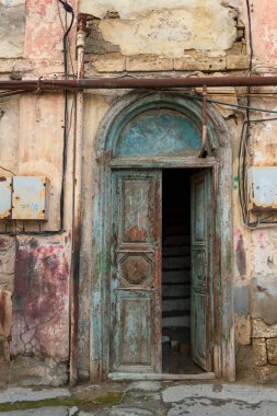 Sovyet sokakları, eski evleri ve avlularda pencereleri olan eski bir şehir.