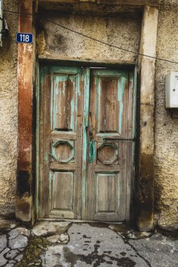 Sovyet sokakları, eski evleri ve avlularda pencereleri olan eski bir şehir.