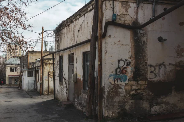 Sovyet sokakları, eski evleri ve avlularda pencereleri olan eski bir şehir.