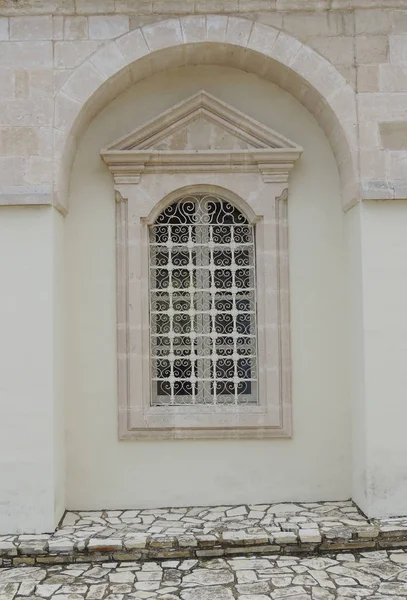 Janela na igreja em uma aldeia nas montanhas — Fotografia de Stock