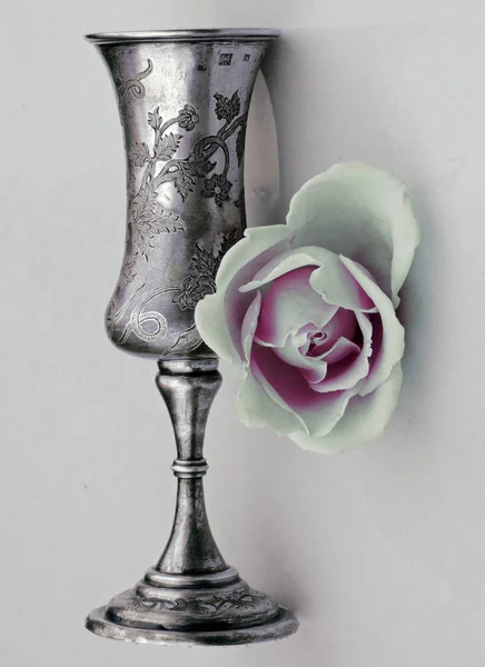 カップとバラ。刻まれたシルバー ニッケルです。アンティーク骨董品。彫刻シルバー — ストック写真