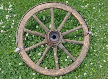 arabası-tekerlekli. Ahşap eski paslı demir jant ile. Emniyet kemeri. Çivi. İğneler. demir. Retro ağaç