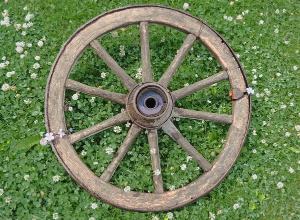 arabası-tekerlekli. Ahşap eski paslı demir jant ile. Emniyet kemeri. Çivi. İğneler. demir. Retro ağaç