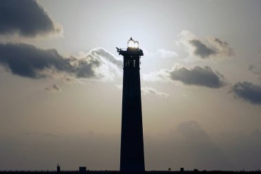 Arka plan günbatımı ve bulutlar deniz feneri