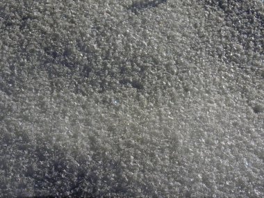 Güneş kümesi altında kar. Birçok kar taneleri. Donmuş su.