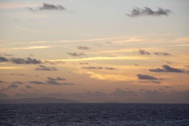 Sabah okyanus. yükselen güneş ışınlarının. Dalga. gündoğumu
