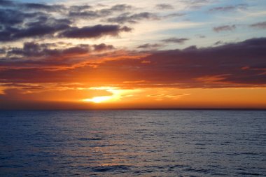 Sabah okyanus. yükselen güneş ışınlarının. Dalga. gündoğumu                               