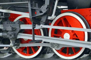   Demiryolu taşımacılığı retro. Buharlı lokomotif tekerlekleri. Kırmızı renk. Lokomotif detayları. Rotasyon teçhizatı. Uykucular                             