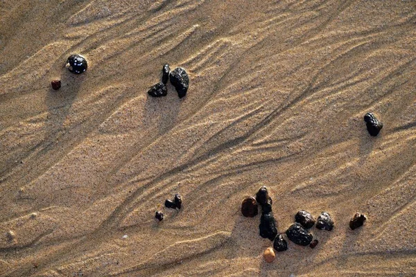 Βρεγμένη Άμμος Στην Παραλία Μικρά Βότσαλα Και Ένα Σχέδιο Νερό — Φωτογραφία Αρχείου