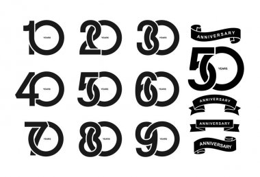 Yıldönümü sembol simge kümesi. Düz tasarım. 10, 20, 30, 40, 50, 60, 70, 80, 90, yıl doğum günü logosu etiket, siyah-beyaz pul. Vektör çizim. Beyaz arka plan üzerinde izole