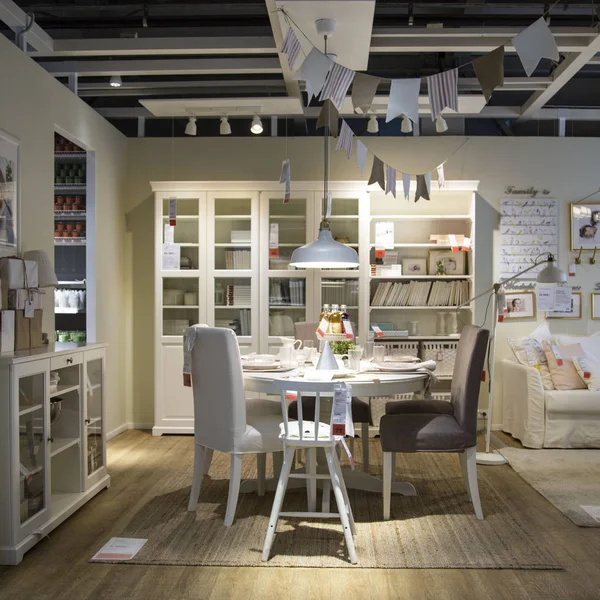 Moskova, Rusya - 10 Mayıs 2018: IKEA mağazası içinde yemek odası iç görünümü.
