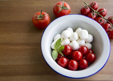 Mozzarella peyniri, domates ve Caprese salatası için taze fesleğen malzemeler 