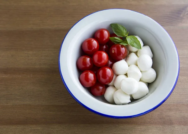 Mozzarella peyniri, domates ve Caprese salatası için taze fesleğen malzemeler 
