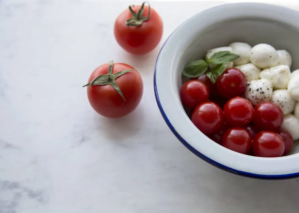 Mozzarella peyniri, domates ve taze fesleğen - mermer taş zemin üzerine Caprese salatası için malzemeler 