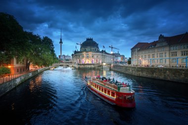 Müzeler Adası Spree Nehri ve Tv Tower görünüm, Berlin