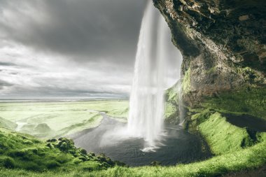 Yaz mevsiminde Seljalandfoss Şelalesi, İzlanda