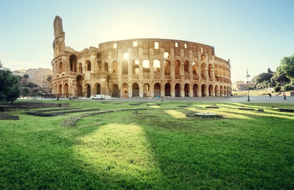 Coliseo en Roma y sol de la mañana, Italia — Foto de Stock