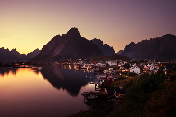 Точное время захода солнца Reine Village, Лофотенские острова, Норвегия — стоковое фото