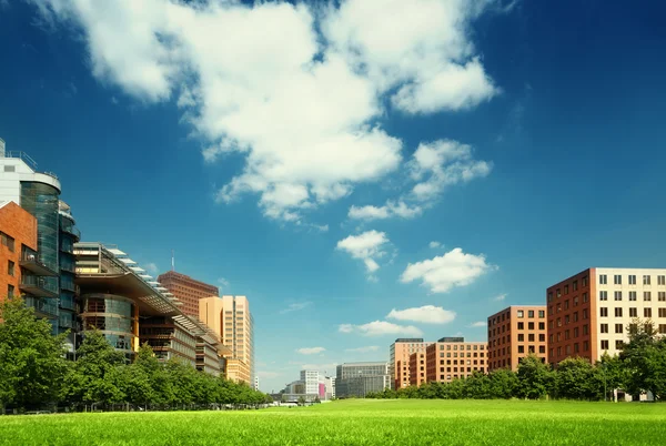 Modernes wohnhaus im park, berlin, deutschland — Stockfoto