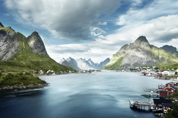 夏の日、レーヌの村、ロフォーテン諸島ノルウェー — ストック写真
