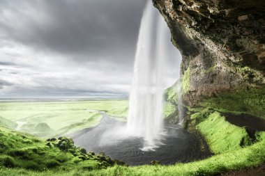 Yaz mevsiminde Seljalandfoss Şelalesi, İzlanda