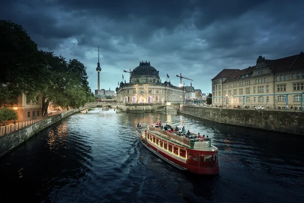 Isla de los Museos en el río Spree y vista a la Torre de Televisión, Berlín — Foto de Stock