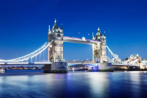 Tower Bridge in London, Großbritannien — Stockfoto