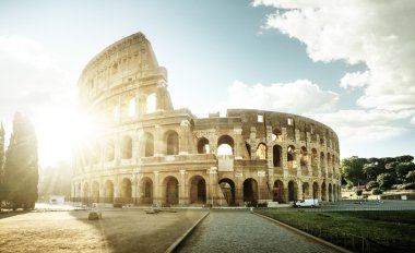 Roma 'da kolezyum ve sabah güneşi, İtalya