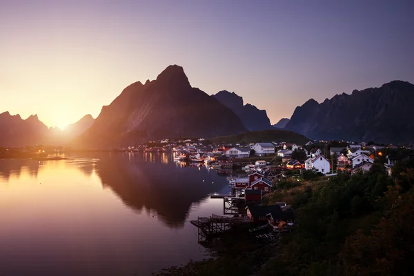 Точное время захода солнца Reine Village, Лофотенские острова, Норвегия — стоковое фото