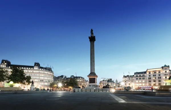 特拉法加广场纳尔逊柱在晚上，伦敦，英国 — 图库照片