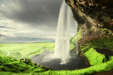 Yaz mevsiminde Seljalandfoss Şelalesi, İzlanda