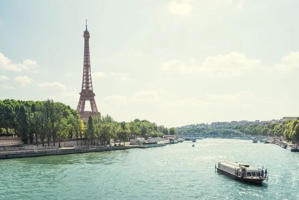 Sena en París con torre Eiffel por la mañana —  Fotos de Stock