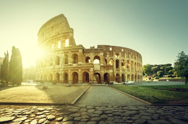 Coliseo en Roma y sol de la mañana, Italia — Foto de Stock