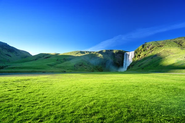 Cachoeira Skogarfoss e verão dia ensolarado, Islândia — Fotografia de Stock