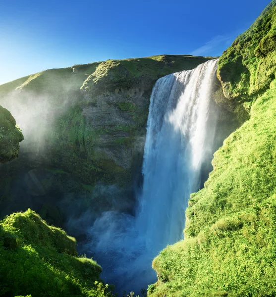 Cachoeira Skogarfoss e verão dia ensolarado, Islândia — Fotografia de Stock
