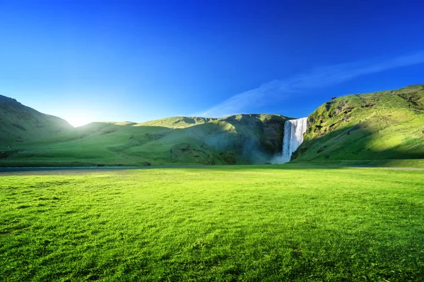 Skogarfoss vattenfall och sommar solig dag, Island — Stockfoto