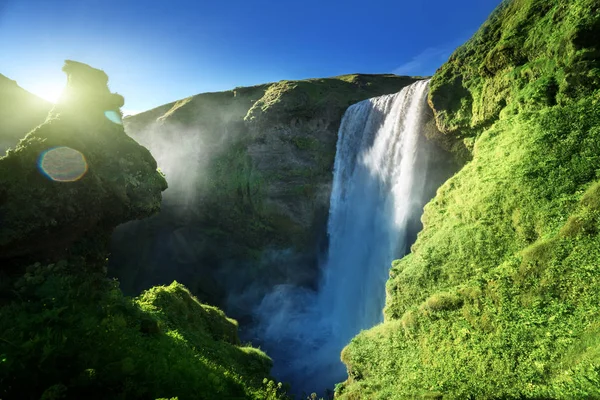 Skogarfoss vízesés és nyári napsütéses nap, Izland — Stock Fotó