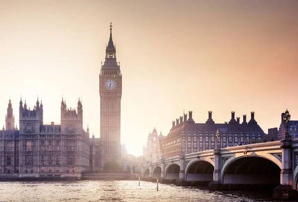 Big ben a westminster v západu slunce, Londýn, Velká Británie — Stock fotografie