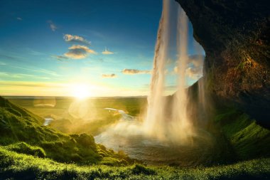 Yaz mevsiminde Seljalandfoss Şelalesi, İzlanda