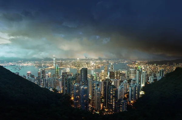 Isla de Hong Kong desde Victoria 's Peak por la noche — Foto de Stock