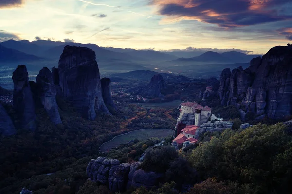 Monasterios de Meteora después del atardecer, Grecia — Foto de Stock